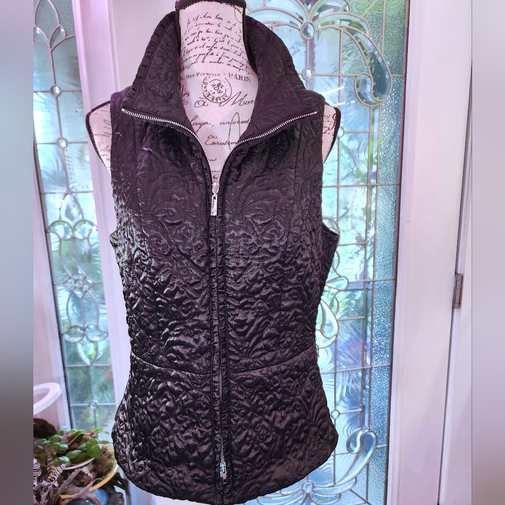 Beautiful White House Black Market Lightweight Quilted Vest Black, M